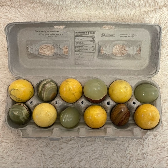 Set of 12 different sizes and types alabaster eggs - Picture 3 of 11